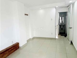 Phòng Nguyễn Biểu 35m2 có ban công rộng, thiết kế tách bếp tách toilet