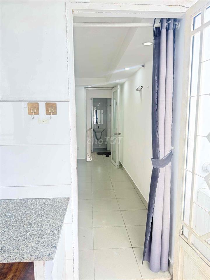 Phòng Nguyễn Biểu 35m2 có ban công rộng, thiết kế tách bếp tách toilet