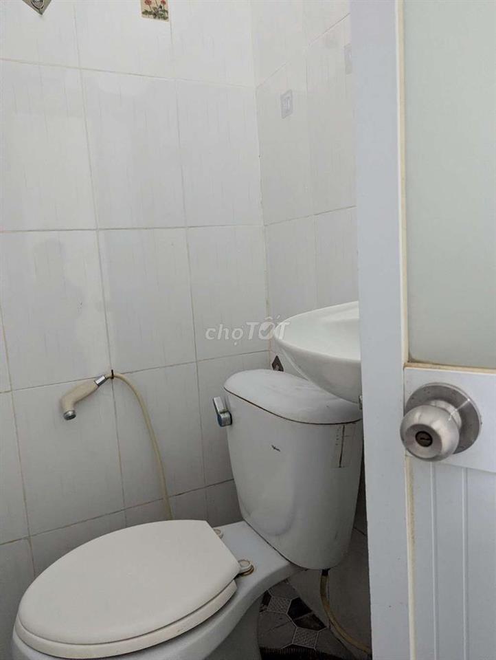 Phòng trọ ngay trung tâm Quận 5, view mặt tiền lầu 2, Giá 2.5- 4tr