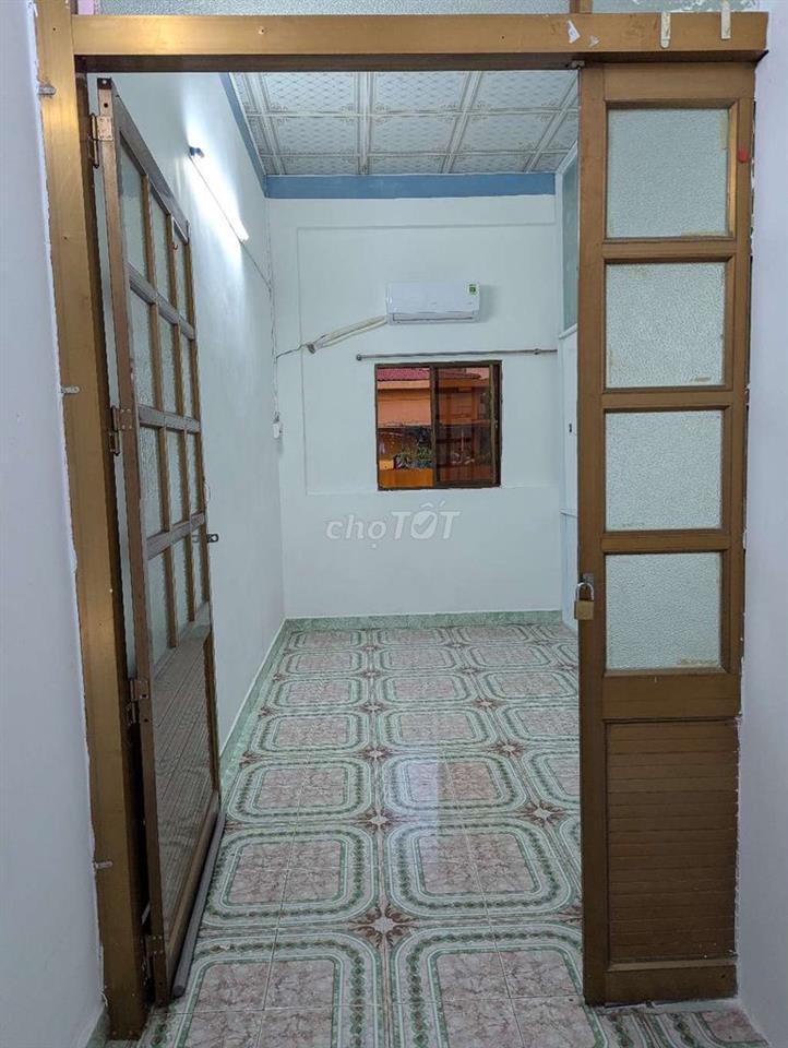 Phòng trọ ngay trung tâm Quận 5, view mặt tiền lầu 2, Giá 2.5- 4tr