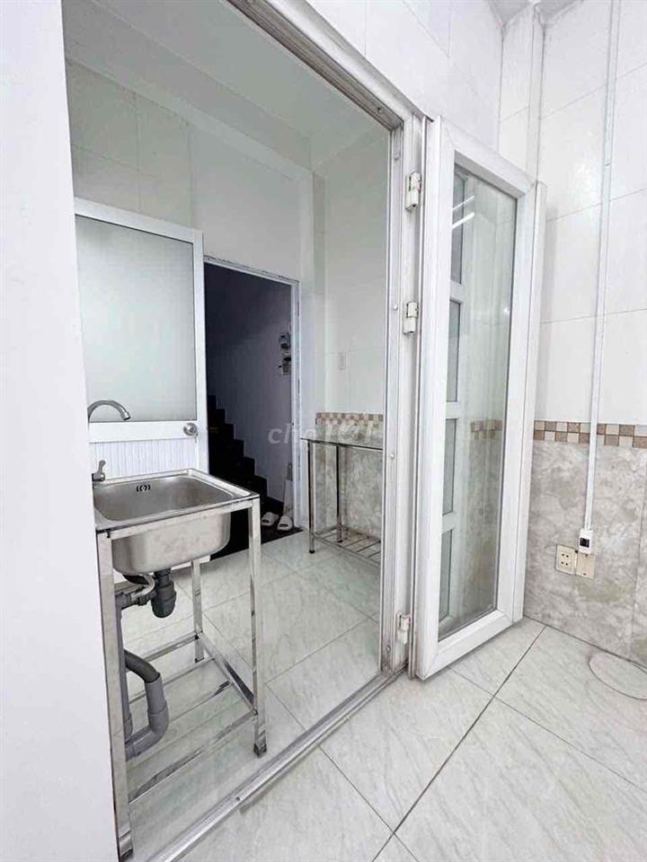 Phòng trọ giá rẻ gần Q5 ban công cửa sổ gần Đại Học Y Dược, ĐH Mở mới