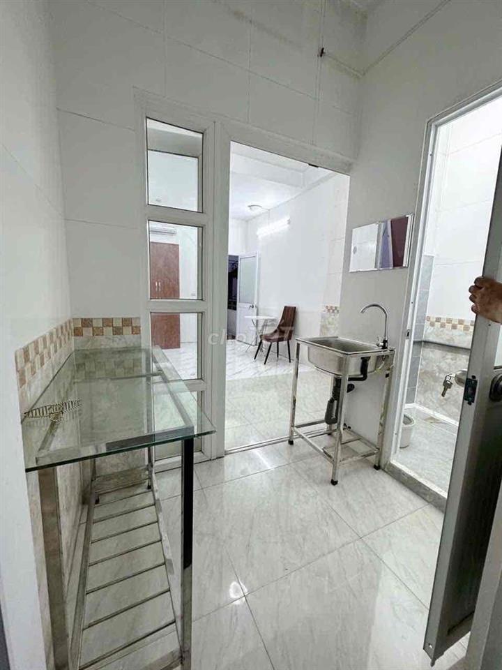Phòng trọ giá rẻ gần Q5 ban công cửa sổ gần Đại Học Y Dược, ĐH Mở mới