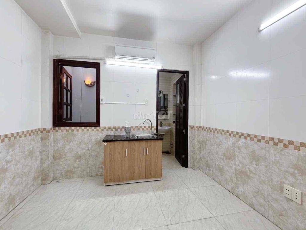 Phòng trọ giá rẻ gần Q5 ban công cửa sổ gần Đại Học Y Dược, ĐH Mở mới