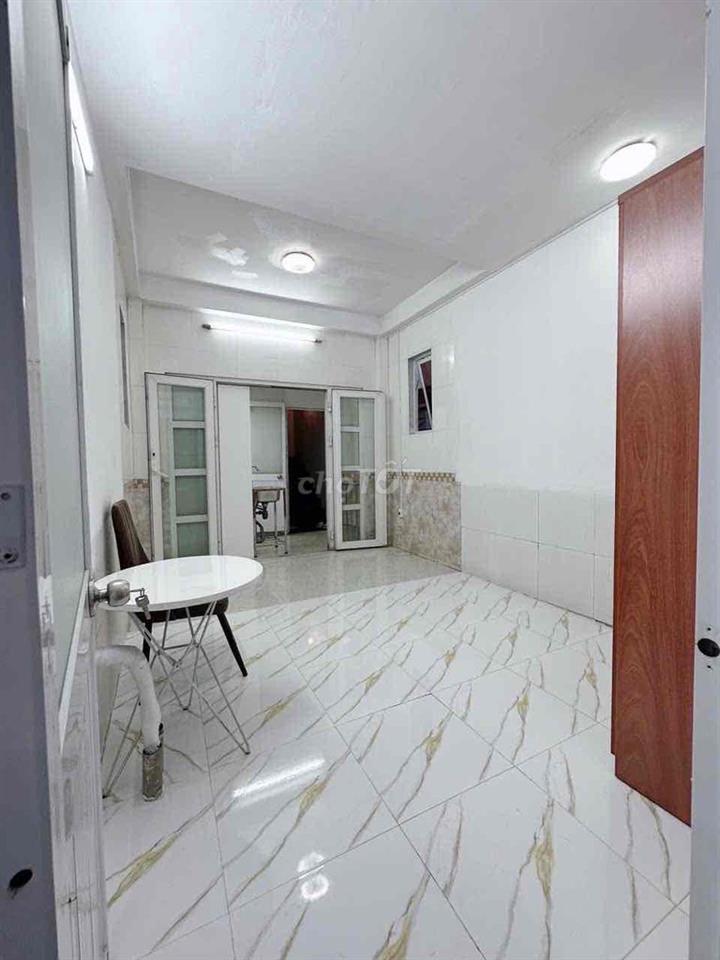 Phòng trọ giá rẻ gần Q5 ban công cửa sổ gần Đại Học Y Dược, ĐH Mở mới