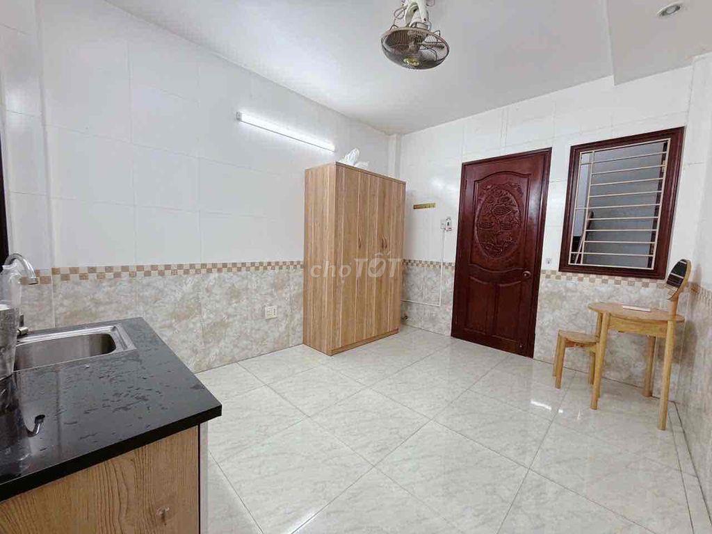 Phòng trọ giá rẻ gần Q5 ban công cửa sổ gần Đại Học Y Dược, ĐH Mở mới