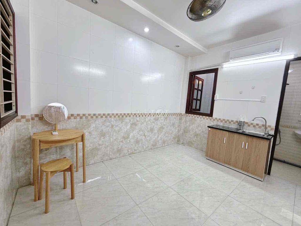 Phòng trọ giá rẻ gần Q5 ban công cửa sổ gần Đại Học Y Dược, ĐH Mở mới