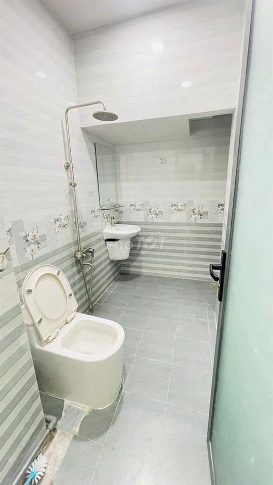 Q6 TRỐNG SẴN ĐANG CHO THUÊ GIÁ TỐT NHÀ CÓ THANG MÁY
