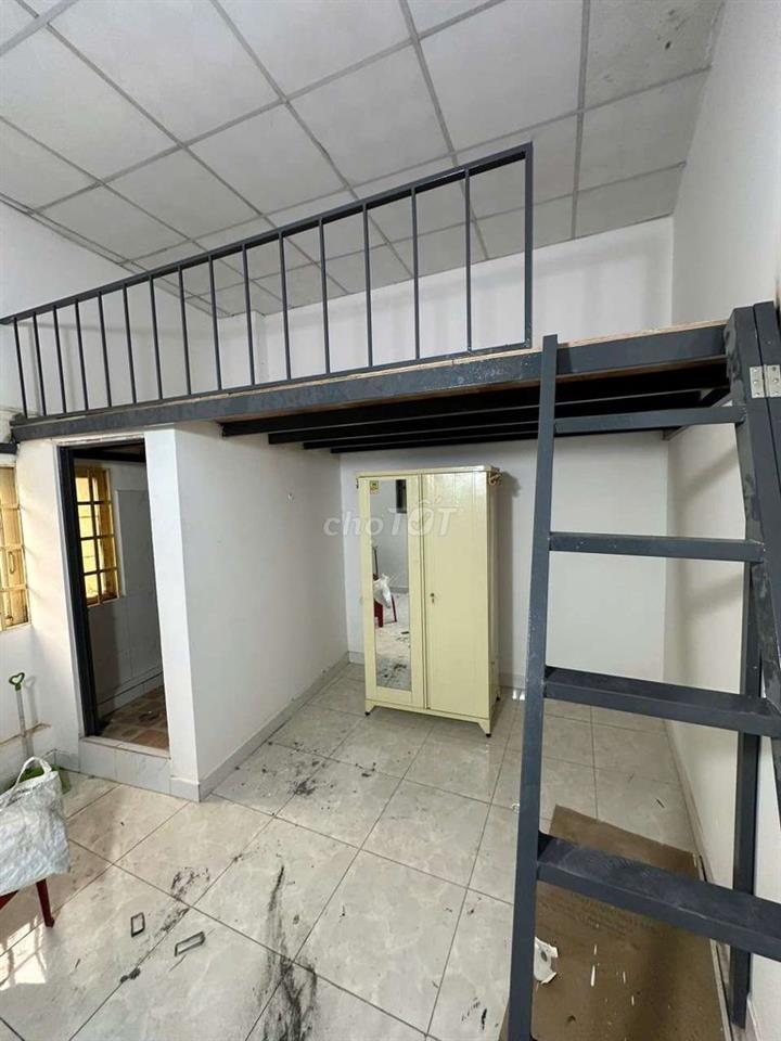 phòng máy lạnh có nội thất cách Đại học Mở quận 6 2,4 km