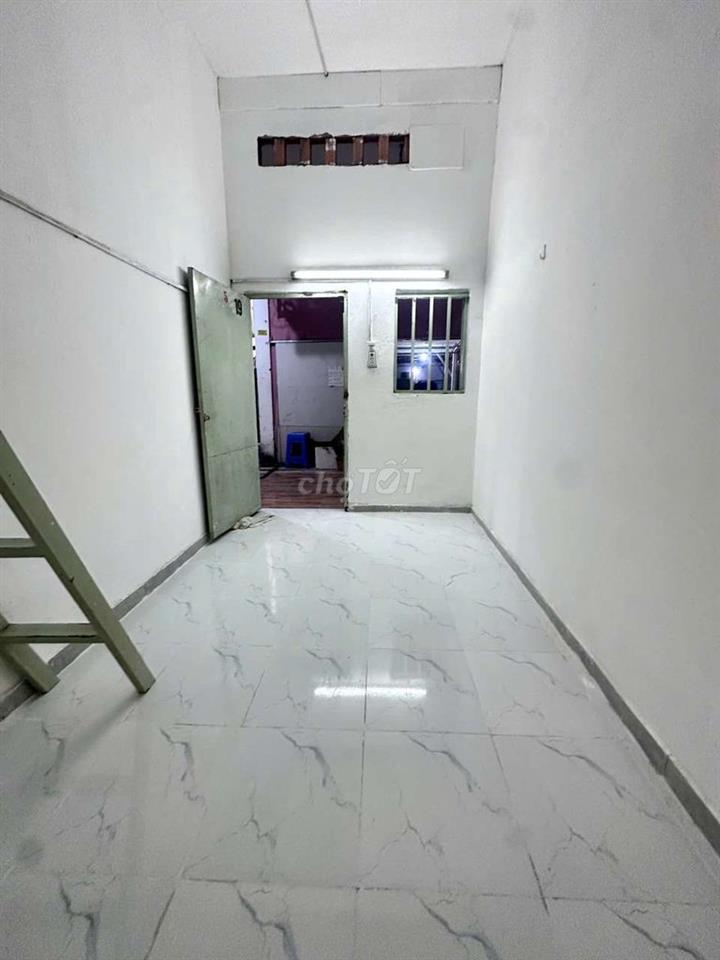 Phòng trệt gác cao, cách trường Đại học Văn Hiến 500 m, BV Tân Phú 1km