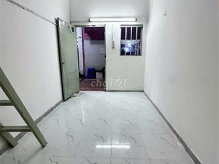 Phòng trệt gác cao, cách trường Đại học Văn Hiến 500 m, BV Tân Phú 1km