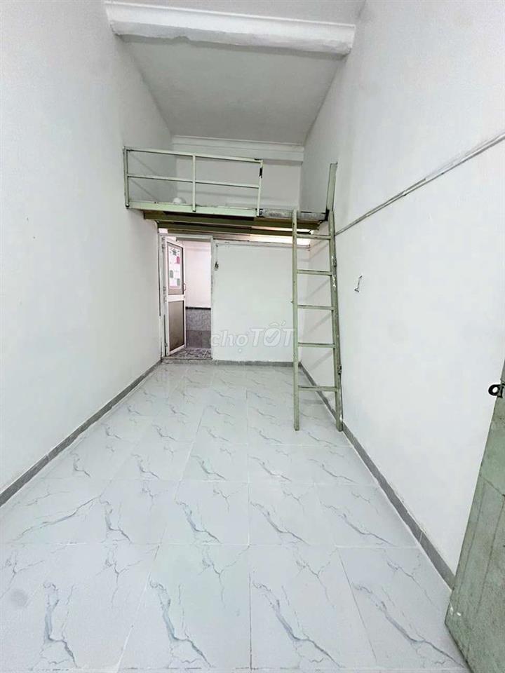 Phòng trệt gác cao, cách trường Đại học Văn Hiến 500 m, BV Tân Phú 1km