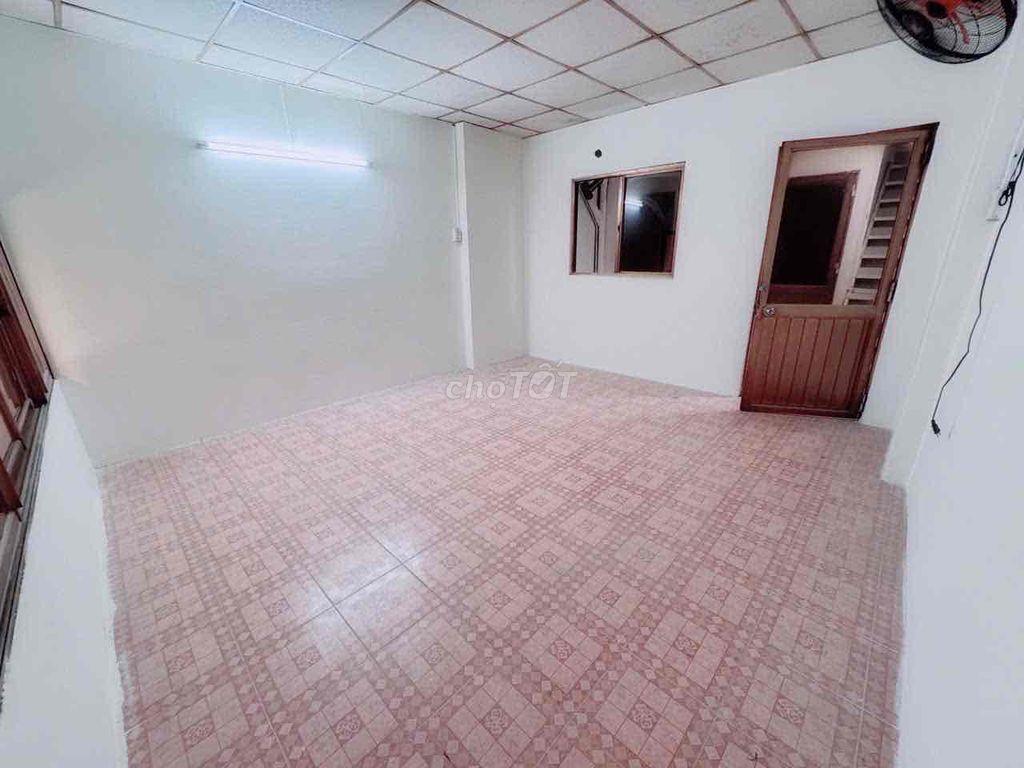 Mặt tiền Nguyễn Trãi làm văn phòng, dạy học, ở trọ
