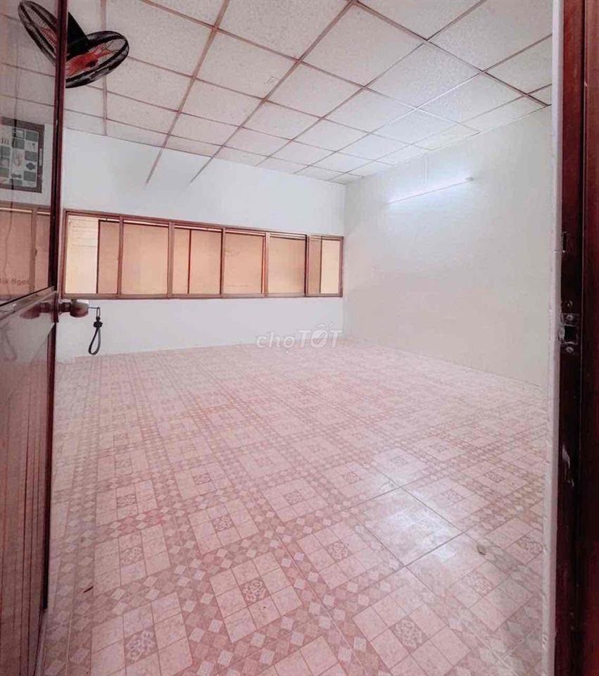 Mặt tiền Nguyễn Trãi làm văn phòng, dạy học, ở trọ