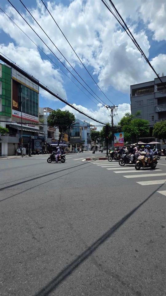 Bán nhà mặt tiền đường Chợ Lớn 