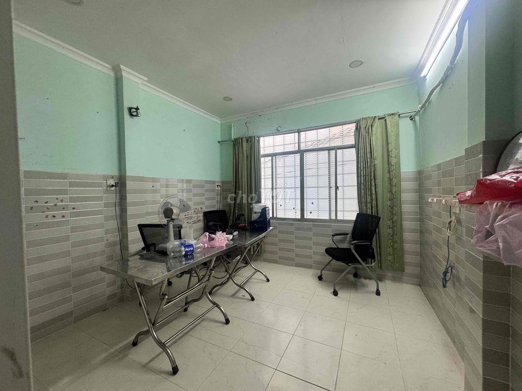 HẺM TRƯỚC NHÀ 2.5 NHƯNG 1 CĂN LÀ XE HƠI CHẠY MẶT TIỀN