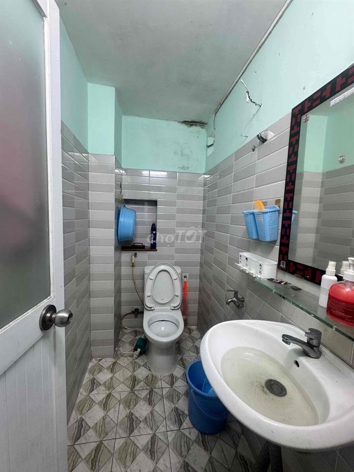 HẺM TRƯỚC NHÀ 2.5 NHƯNG 1 CĂN LÀ XE HƠI CHẠY MẶT TIỀN