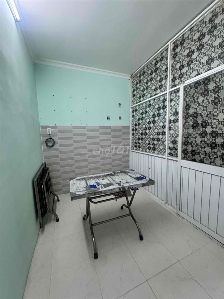 HẺM TRƯỚC NHÀ 2.5 NHƯNG 1 CĂN LÀ XE HƠI CHẠY MẶT TIỀN