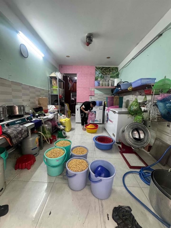HẺM TRƯỚC NHÀ 2.5 NHƯNG 1 CĂN LÀ XE HƠI CHẠY MẶT TIỀN