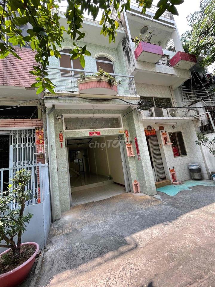 nhà vuông vức Q6 .