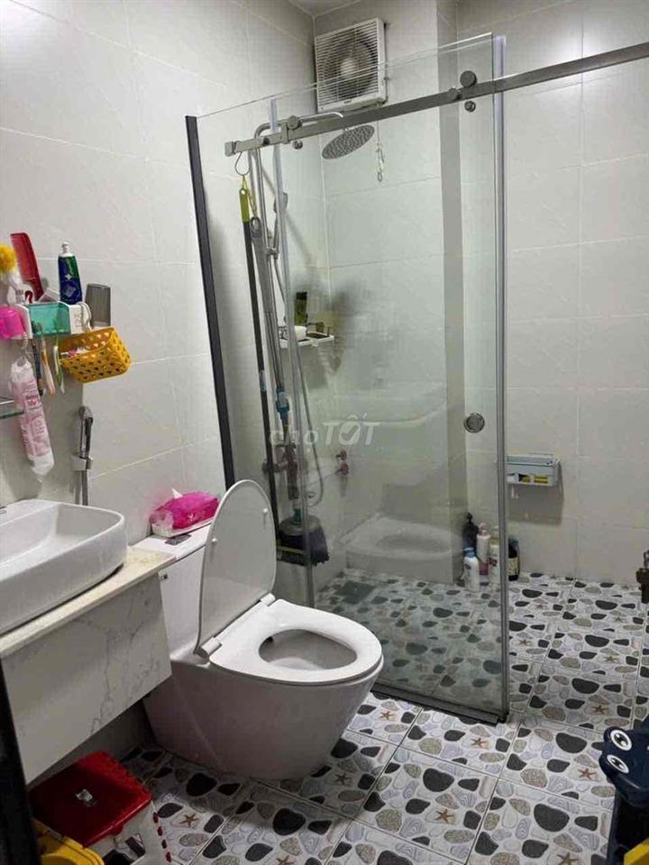 nhà đang ở gần  chợ bình tiên    hẻm xe hơi vô được.