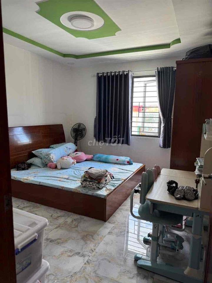 nhà đang ở gần  chợ bình tiên    hẻm xe hơi vô được.