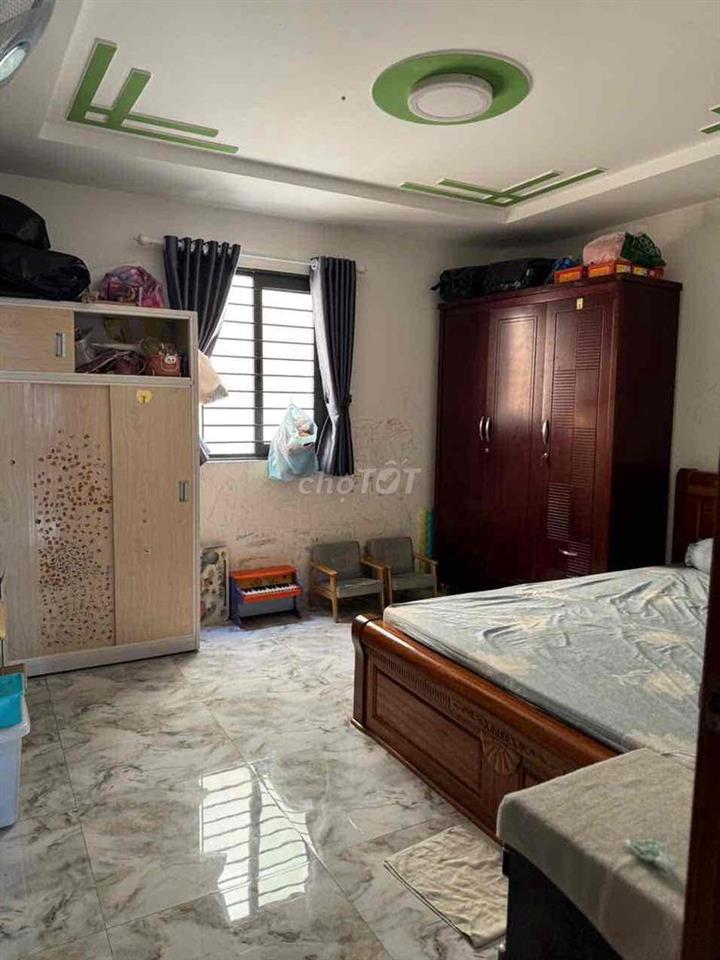 nhà đang ở gần  chợ bình tiên    hẻm xe hơi vô được.