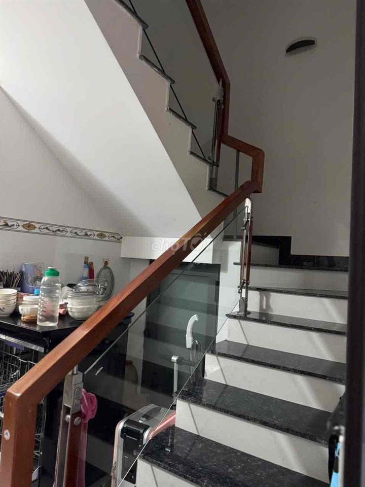 nhà đang ở gần  chợ bình tiên    hẻm xe hơi vô được.