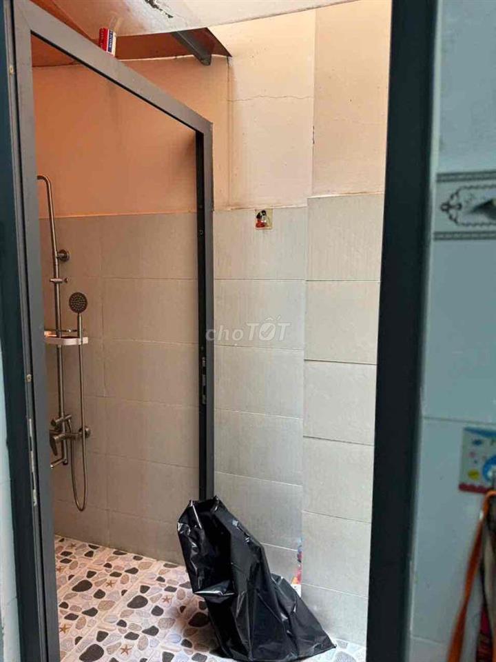 nhà đang ở gần  chợ bình tiên    hẻm xe hơi vô được.