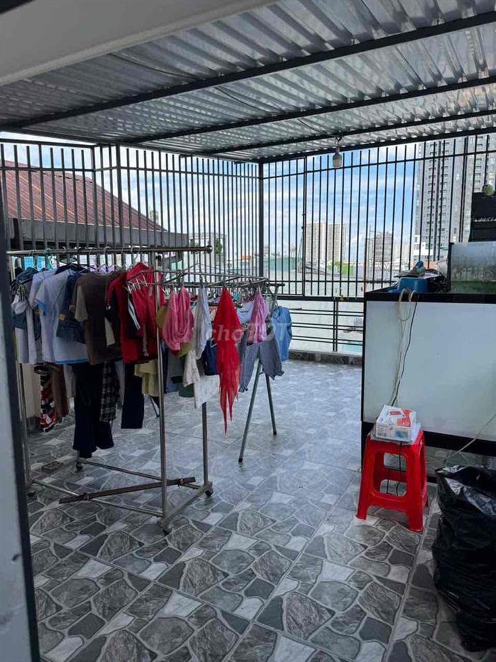 nhà đang ở gần  chợ bình tiên    hẻm xe hơi vô được.