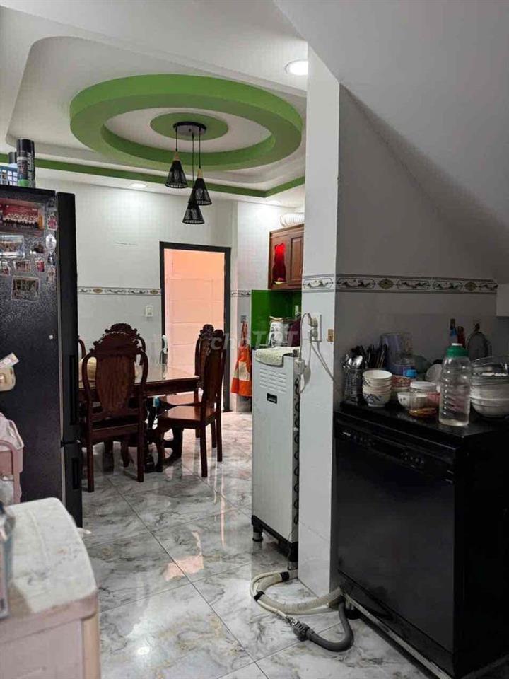 nhà đang ở gần  chợ bình tiên    hẻm xe hơi vô được.