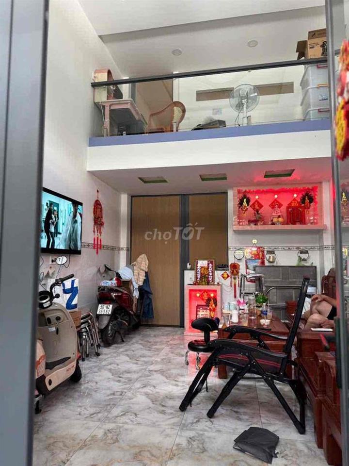 nhà đang ở gần  chợ bình tiên    hẻm xe hơi vô được.