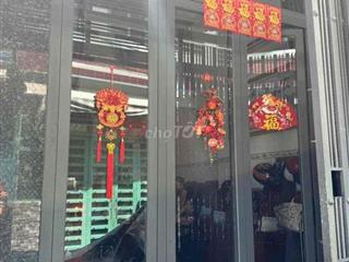 nhà đang ở gần  chợ bình tiên    hẻm xe hơi vô được.