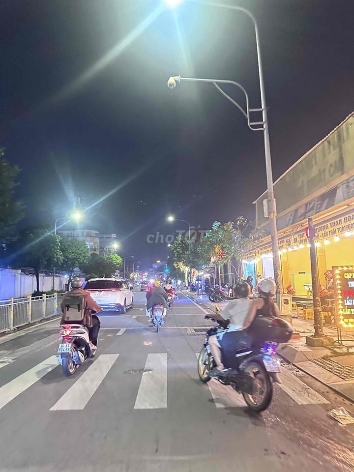 Mặt tiền Q6 khu kinh doanh sầm uất 100m2