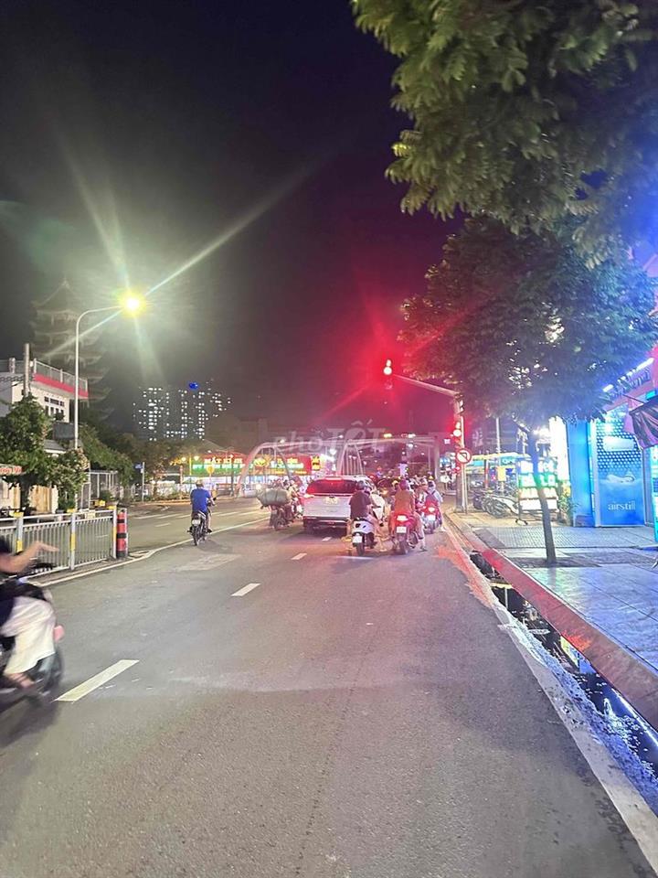 Mặt tiền Q6 khu kinh doanh sầm uất 100m2