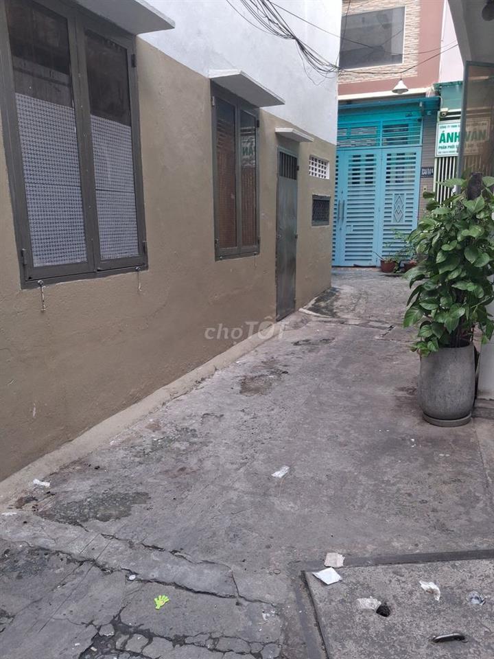 Nhà phan đăng lưu,có 1 trệt,1 lầu,điện nước nhà nước.