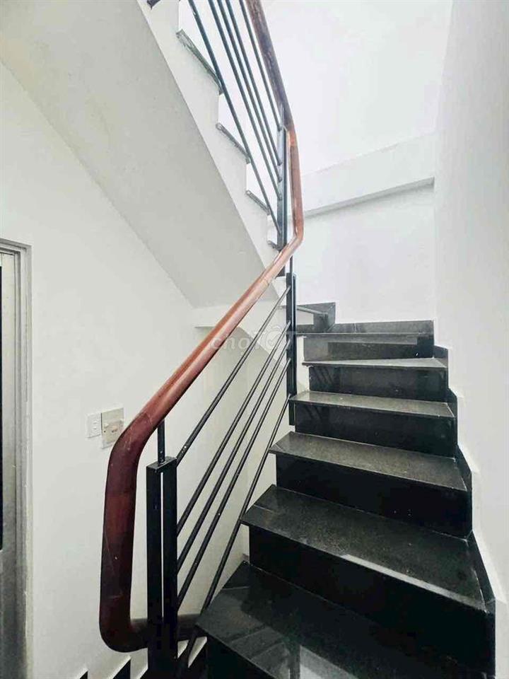 2 PHÒNG SẴN MÁY LẠNH HẺM XE HƠI BÌNH TIÊN
