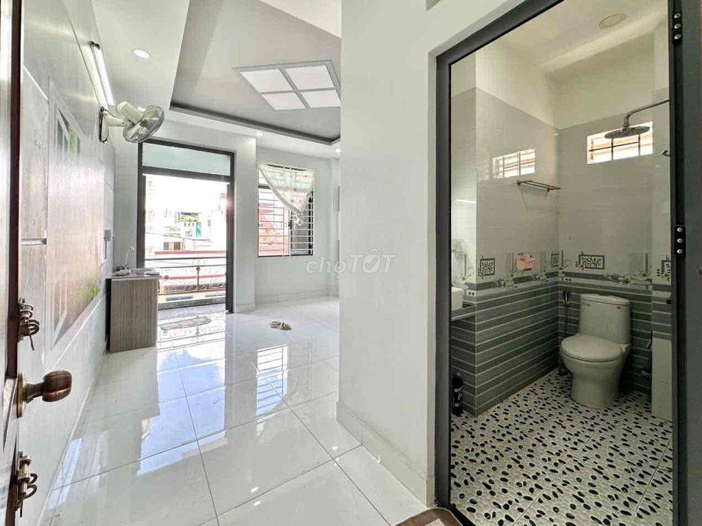 Cho thuê phòng ngay Tân Hoà Đông ban công