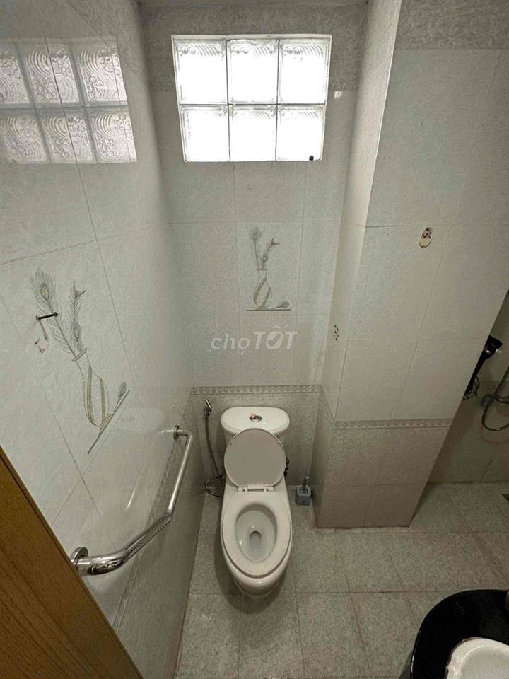 Phòng ban công, cửa sổ ,wc riêng