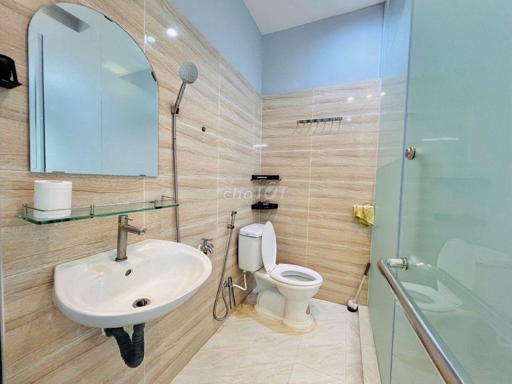 Phòng ban công đón gió khu cây xanh thoáng mát, full nội thất Quận 7