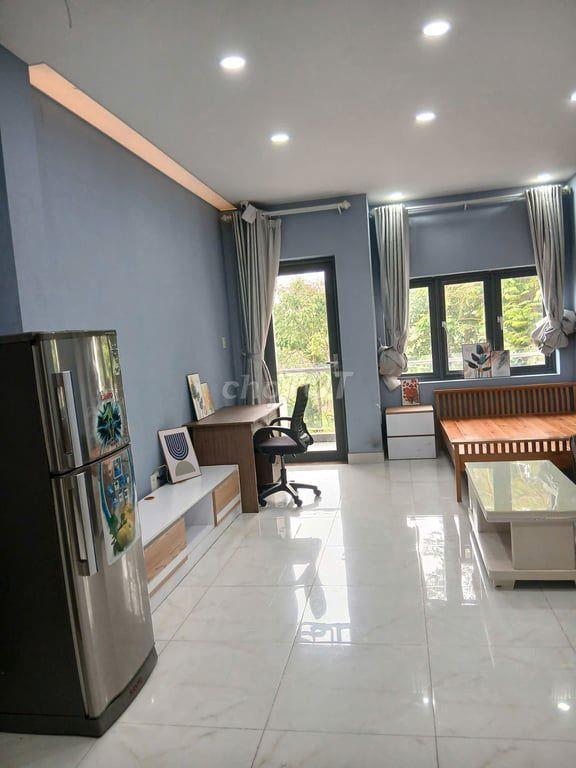 Trống sẵn phòng ban công, máy giặt riêng, khu công viên Tân Quy Đông