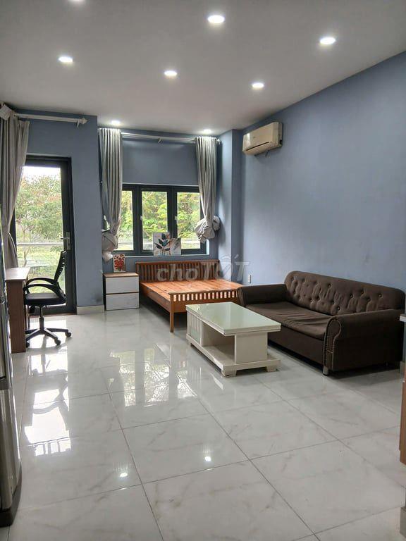 Trống sẵn phòng ban công, máy giặt riêng, khu công viên Tân Quy Đông