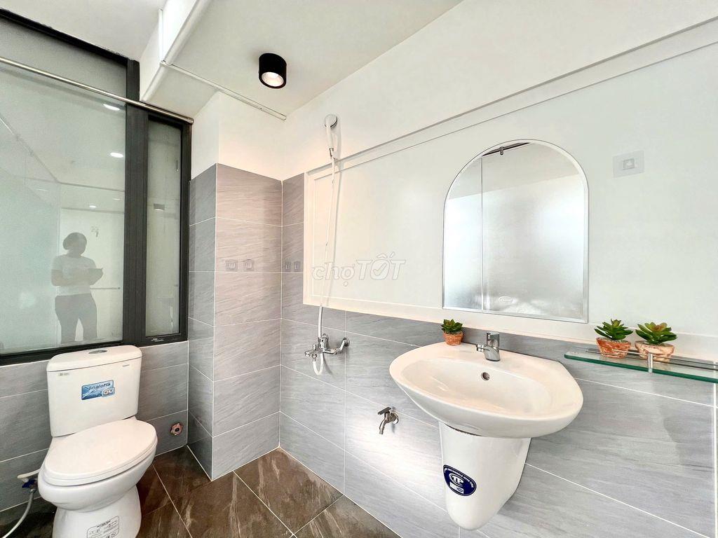 Phòng có sẵn máy giặt kèm view 360 độ sát Quận 4, Quận 1