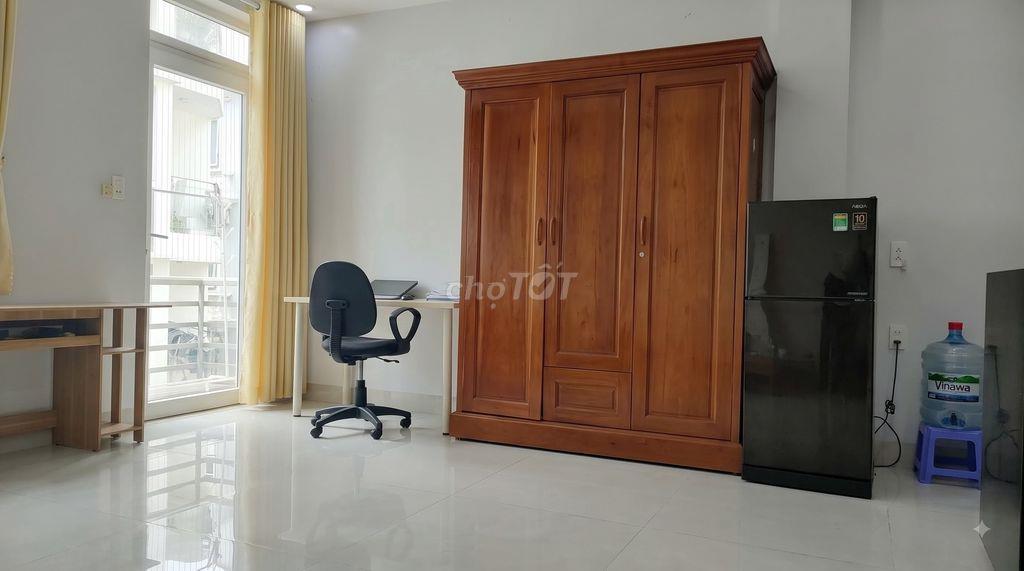 Thuê phòng 40m2 có ban công, máy giặt riêng, bếp chữ L ở Quận 7