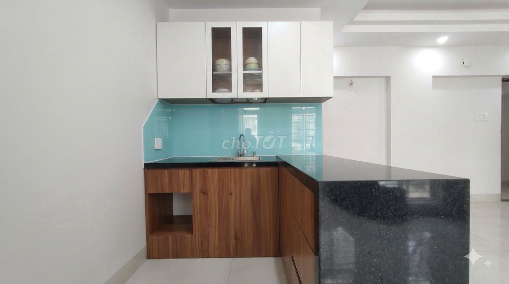 Thuê phòng 40m2 có ban công, máy giặt riêng, bếp chữ L ở Quận 7