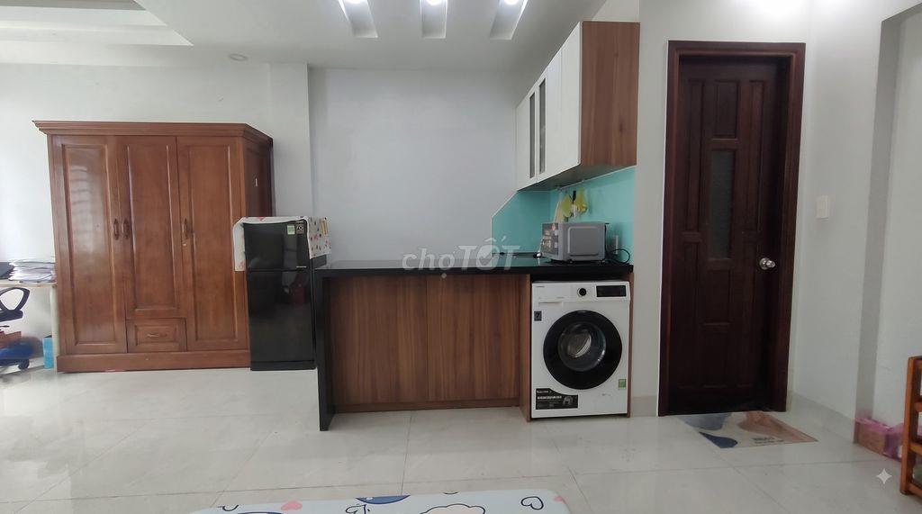 Thuê phòng 40m2 có ban công, máy giặt riêng, bếp chữ L ở Quận 7