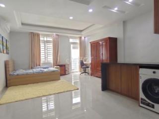 Con hàng 40m2 đủ tiện nghi, máy giặt riêng, bếp chữ L ở Quận 7