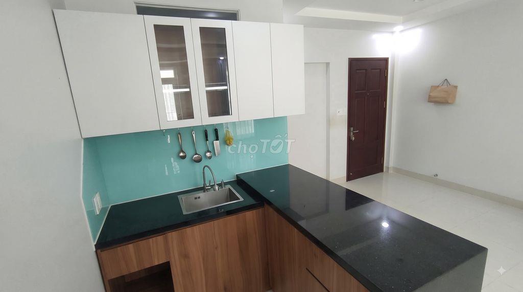 Thuê phòng 40m2 có ban công, máy giặt riêng, bếp chữ L ở Quận 7