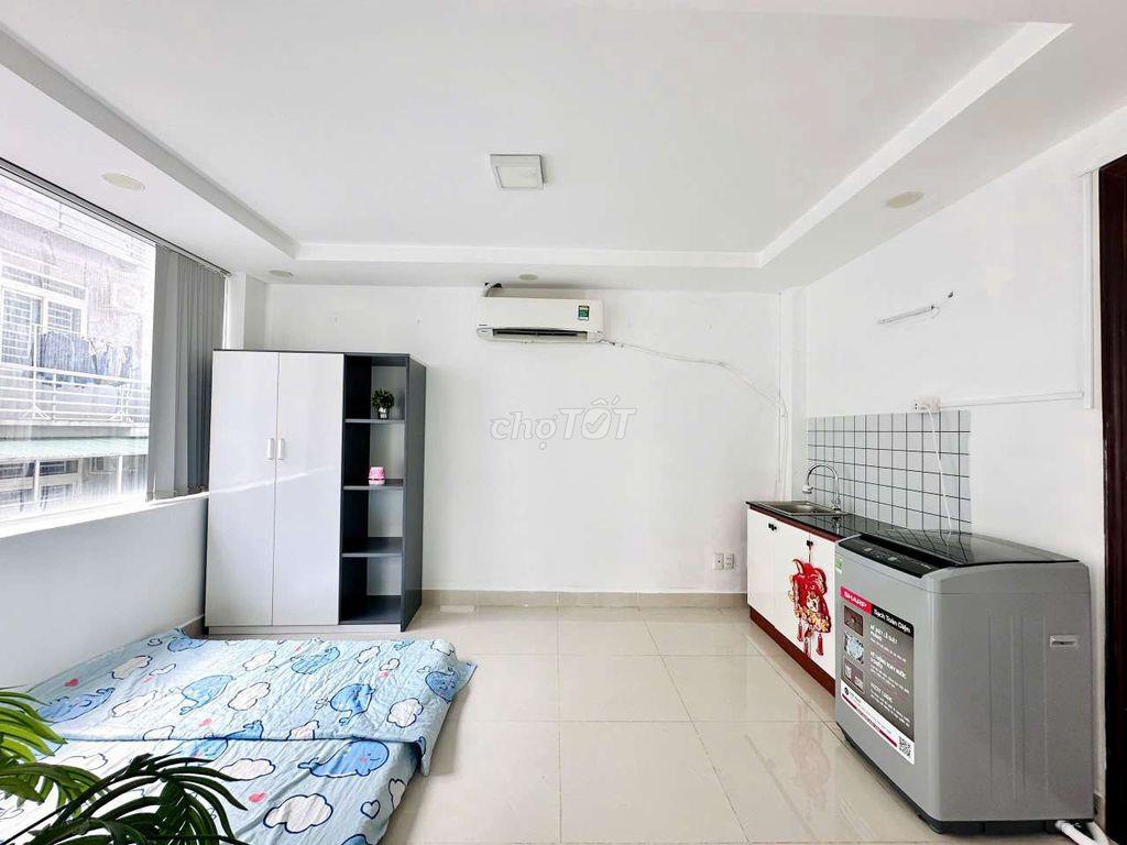 Cho thuê phòng ban công có sẵn máy giặt gần KCX Tân Thuận Quận 7