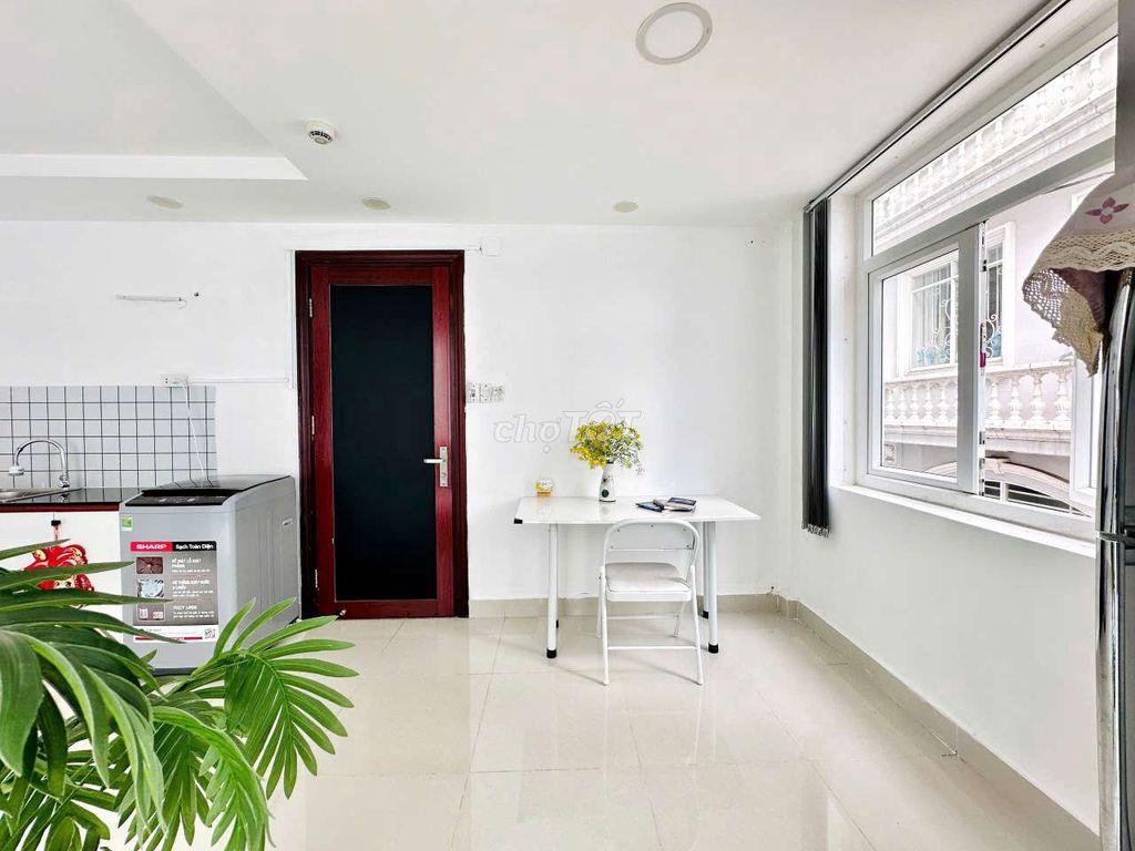 Cho thuê phòng ban công có sẵn máy giặt gần KCX Tân Thuận Quận 7