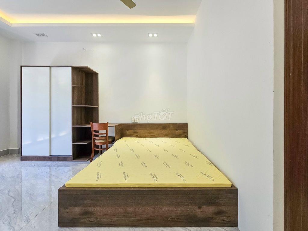 Căn hộ có ban công, cửa sổ, phòng rộng, đủ nội thất ngay Quận 7